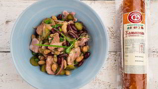 Салат из фасоли с колбасой