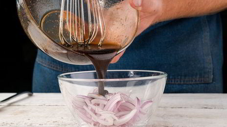 салат из фасоли с колбасой