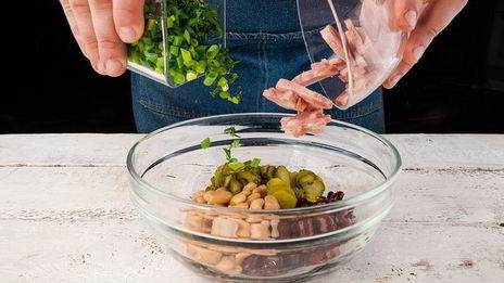 салат из фасоли с колбасой