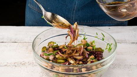 салат из фасоли с колбасой