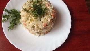 Салат из кальмаров с яйцами