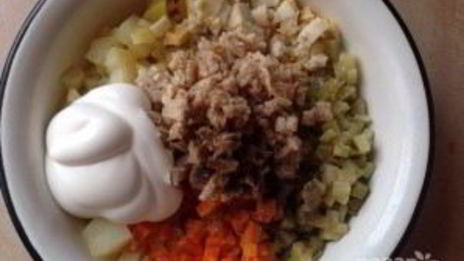 салат из кальмаров с яйцами