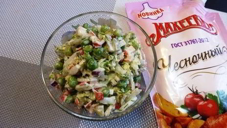 салат из крабовых палочек и зеленого горошка