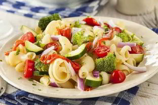 Салат из макарон с овощами