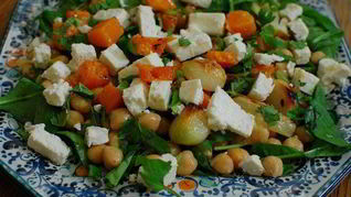 Салат из нута с запеченными овощами и фетой