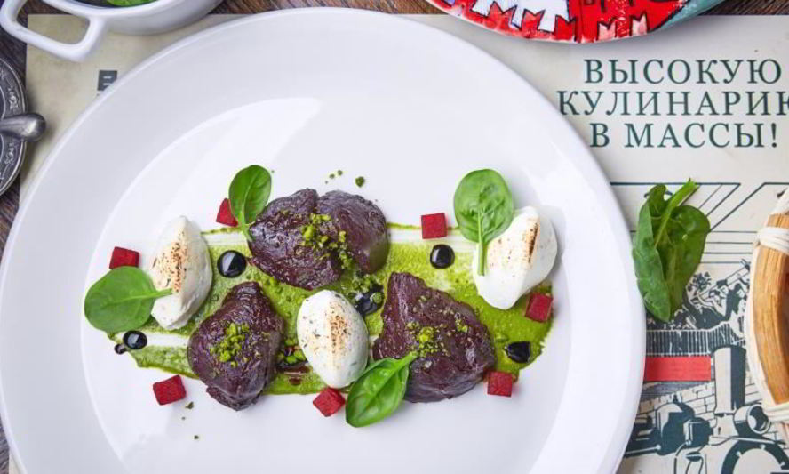 Рецепт салата из печеной свеклы с тихвинским сыром и лесными орехами