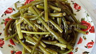 Салат из побегов чеснока