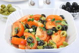 Салат из помидор, маслин и оливок