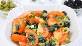 Салат из помидор, маслин и оливок
