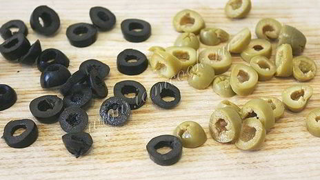 салат из помидор, маслин и оливок