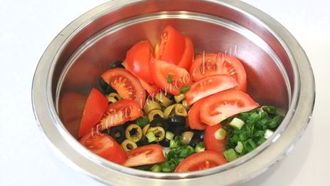 салат из помидор, маслин и оливок