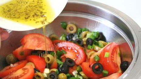 салат из помидор, маслин и оливок