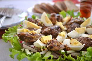 Салат из редиса и огурцов с куриной печенью