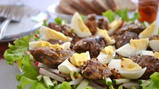 Салат из редиса и огурцов с куриной печенью