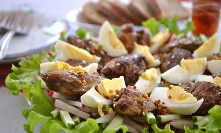 Рецепт салата из редиса и огурцов с куриной печенью