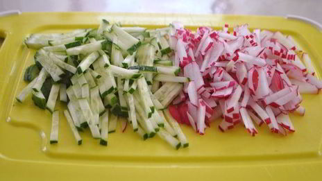 салат из редиса и огурцов с куриной печенью