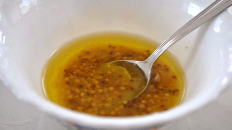 салат из редиса и огурцов с куриной печенью