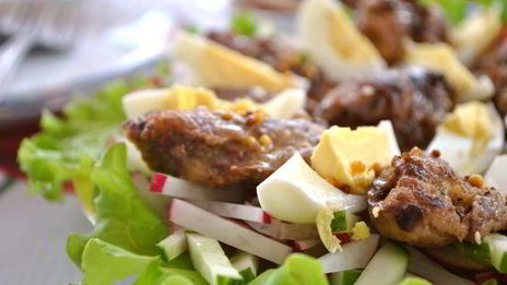 салат из редиса и огурцов с куриной печенью