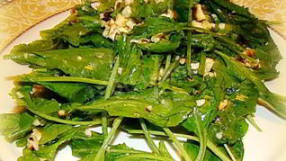 Салат из рукколы с горчицей и грецкими орехами