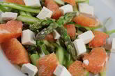 Салат из спаржи с авокадо, грейпфрутом и фетой