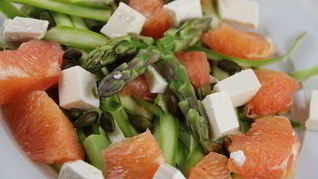 Салат из спаржи с авокадо, грейпфрутом и фетой