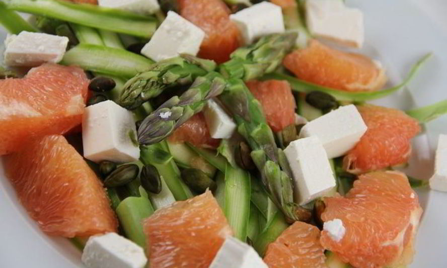 Рецепт салата из спаржи с авокадо, грейпфрутом и фетой