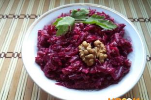 Салат из свеклы с чесноком и грецким орехом