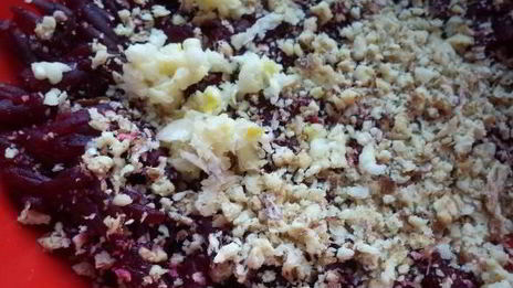 салат из свеклы с чесноком и грецким орехом