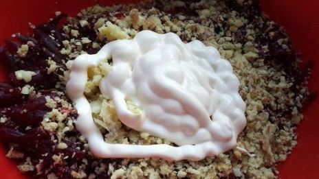 салат из свеклы с чесноком и грецким орехом