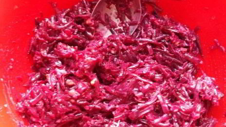 салат из свеклы с чесноком и грецким орехом