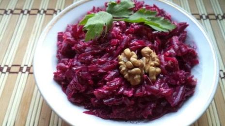 салат из свеклы с чесноком и грецким орехом