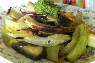 Салат из запеченных овощей с соусом песто