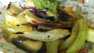 Салат из запеченных овощей с соусом песто