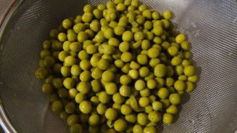 салат из зелёного горошка с яйцом