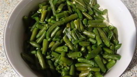 салат из зелёного горошка с яйцом