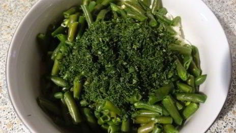 салат из зелёного горошка с яйцом