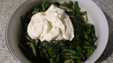 салат из зелёного горошка с яйцом