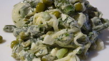 салат из зелёного горошка с яйцом