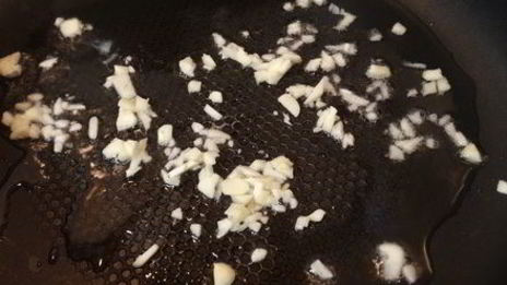 салат из зелёного горошка с яйцом