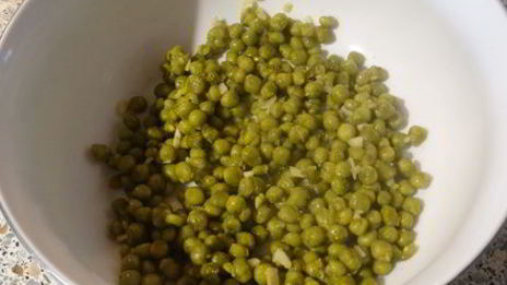 салат из зелёного горошка с яйцом