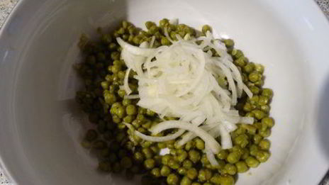 салат из зелёного горошка с яйцом