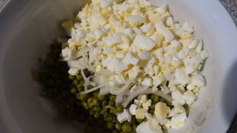 салат из зелёного горошка с яйцом