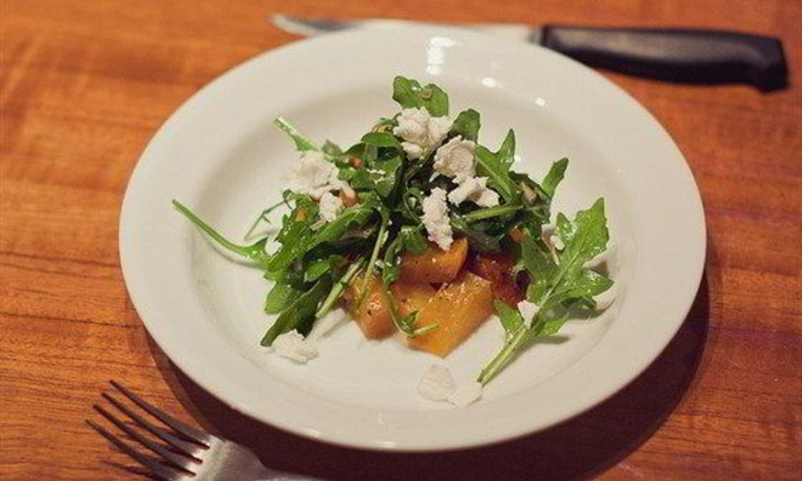 Рецепт салата из желтой свеклы с зернами граната и фетой