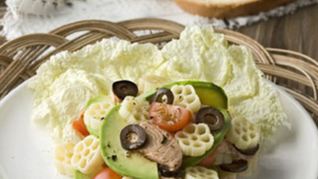 Салат с авокадо и горбушей