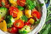 Салат с брокколи, помидорами Черри и апельсинами