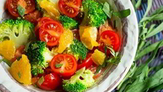 Салат с брокколи, помидорами Черри и апельсинами