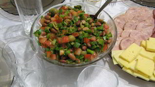 Салат с фасолью и оливками