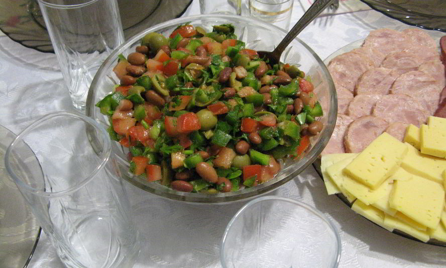 Рецепт салата с фасолью и оливками