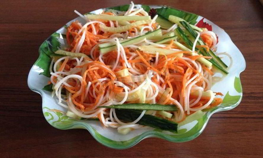 Рецепт салата с фунчозой и корейской морковью