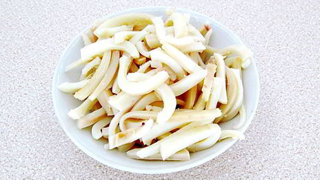 салат с кальмаром и свежим огурцом